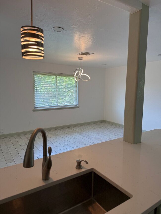 Foto del edificio - Completely remodeled 3 bed 1 & 1/2 bath ho...