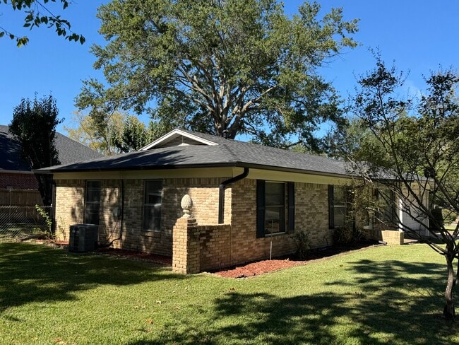 Foto del edificio - 8101 Karen Dr