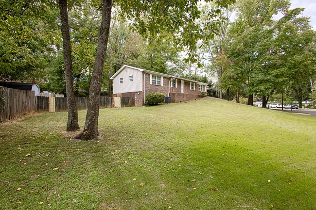Building Photo - 1006 Hampton Ct NW
