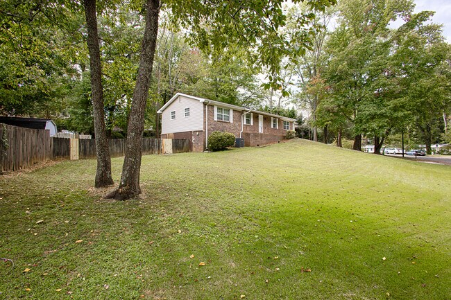 Foto del edificio - 1006 Hampton Ct NW