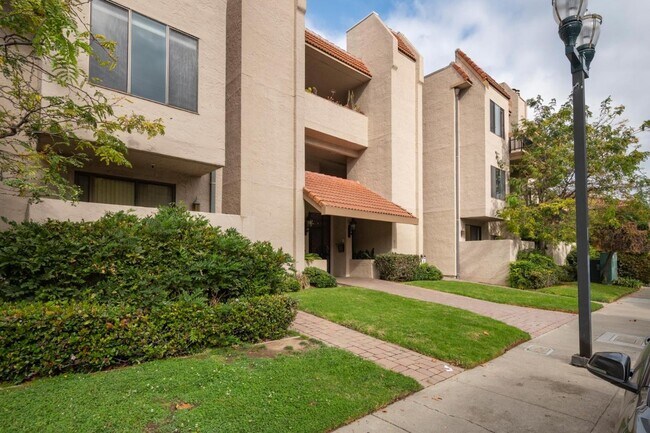 Building Photo - 217 8th Ave