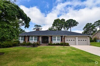 Building Photo - 2417 Dartmouth Dr