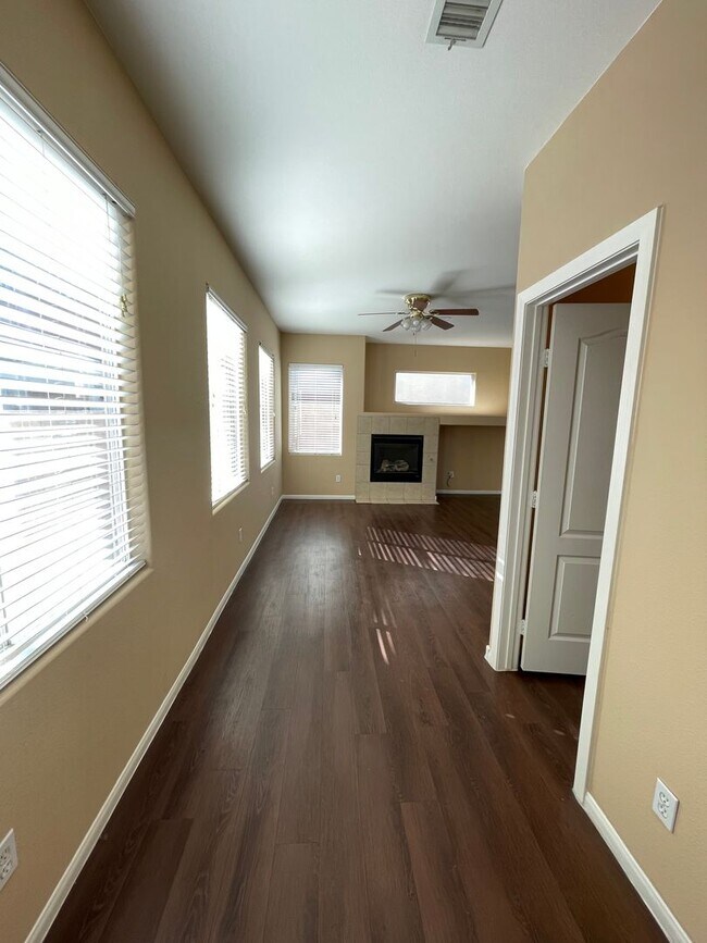 Building Photo - 733 Emerald Idol Pl