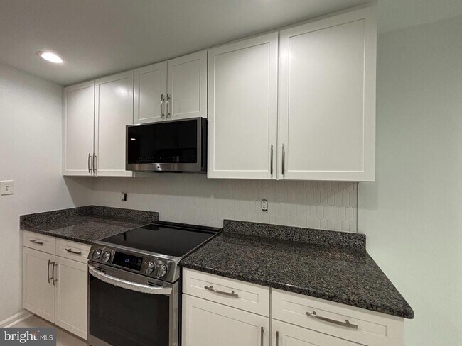 Foto del edificio - 8022 Inverness Ridge Rd