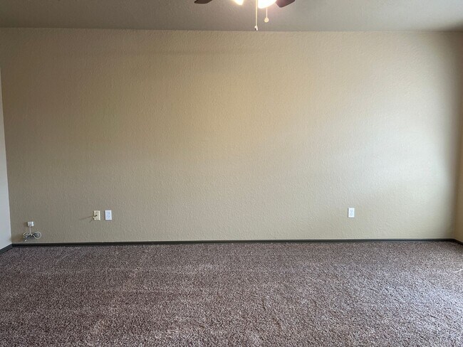 Building Photo - 2 Bedroom Duplex with Move in Special!!