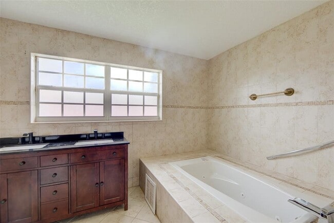 Foto del edificio - 17050 NW 19th Ave