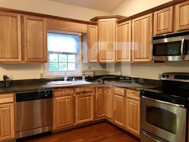 Building Photo - Spacious 3 Bedroom, 2 Bath Home On A Quiet...