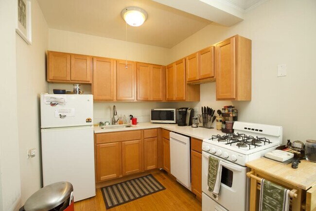 Building Photo - 918-918 Green Bay