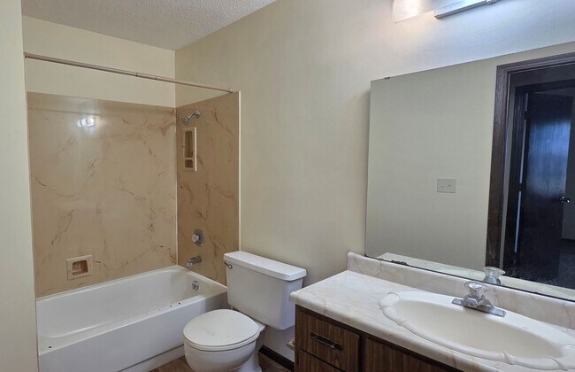 Foto del edificio - 3 Bedroom 2 Bath with Garage! South by Bat...