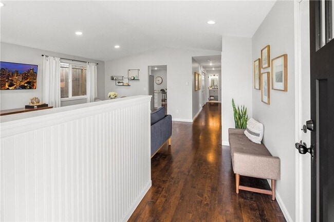 Building Photo - Updated 3 bed, 2 bath home in Greenwood