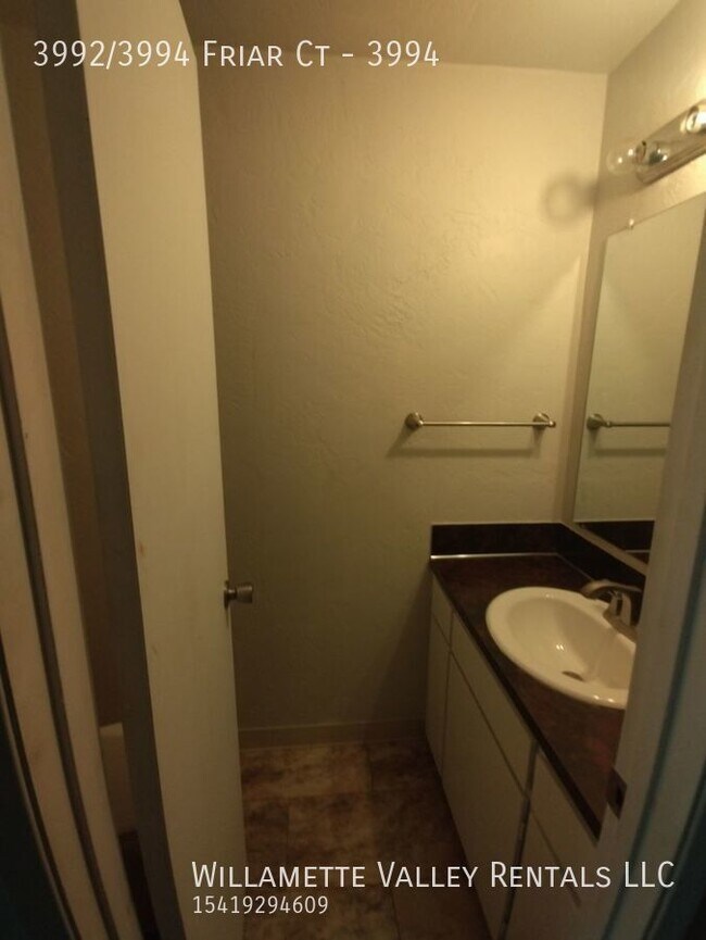 Building Photo - Nice townhouse in S Salem
