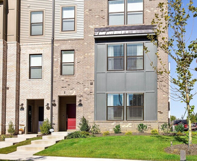 Foto del edificio - Swanky Townhome  in West Broad Landing