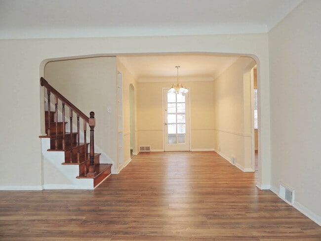 Building Photo - Newly Renovated 4 Bed / 2.5 Bath Bungalow ...