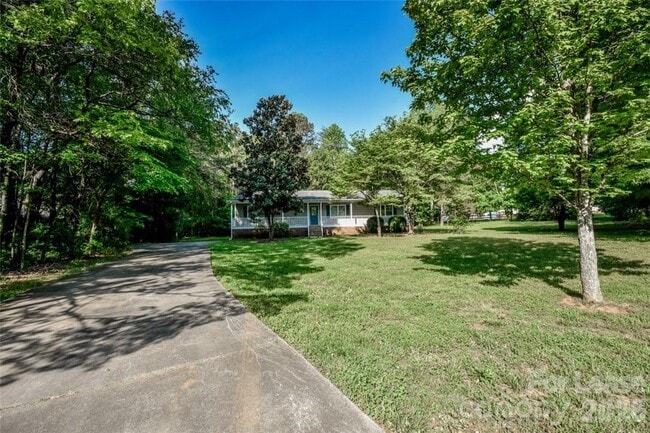 Building Photo - 7730 Deer Track Dr