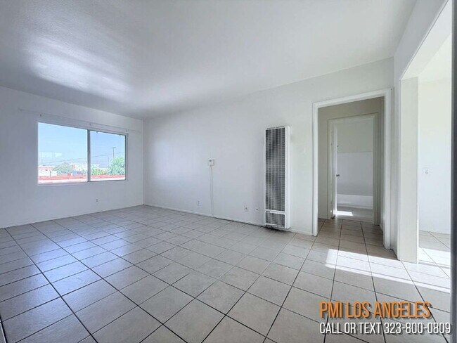 Foto del edificio - 943 W 68th St