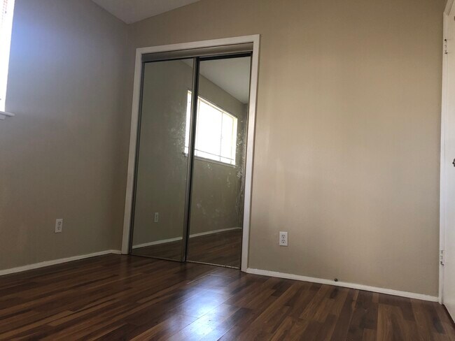 Foto del edificio - 2413 Leon St