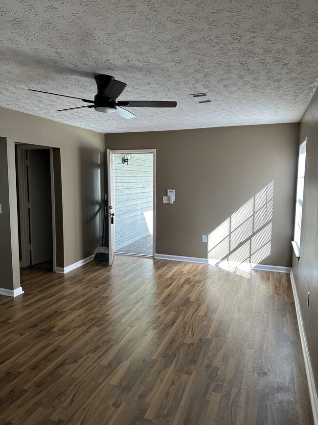 Building Photo - 511 Mansion St