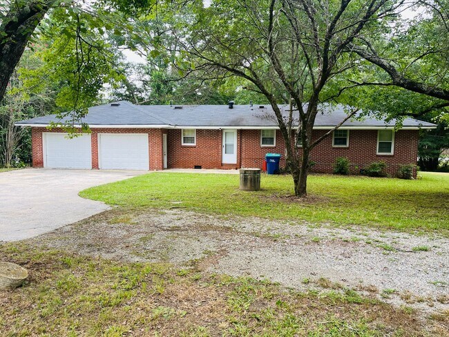 Foto del edificio - 3 bedroom, 1.5 all brick ranch with 2 car ...