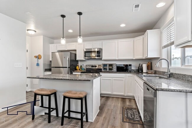 Building Photo - West Haven Utah 3 Bedroom 2.5 Bathroom Home!