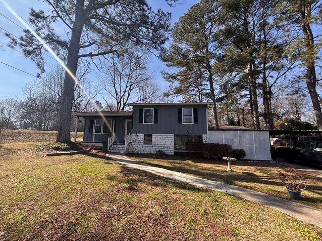 Building Photo - 3 Bedrooms- 1 Bathroom- House in Coosa!