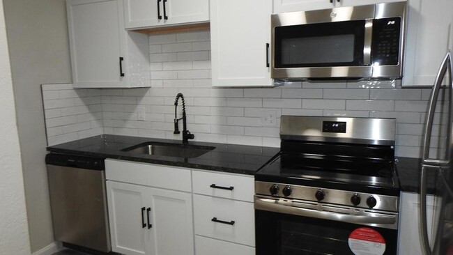 Building Photo - 5932 Elmwood Ave