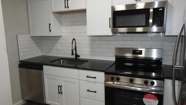 Foto del edificio - 5932 Elmwood Ave