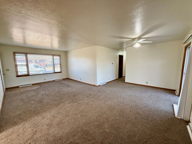 Building Photo - Quick Move In! 6 Month Lease Special! 3 bedroom, 1.5 Bath Home with attached garage in Loveland, CO