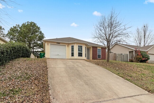 Foto del edificio - Completely Renovated Springdale Home - Close to schools, shopping, restaurants and more!
