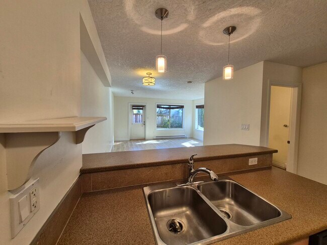 Photo du bâtiment - 1919 Maple Avenue South