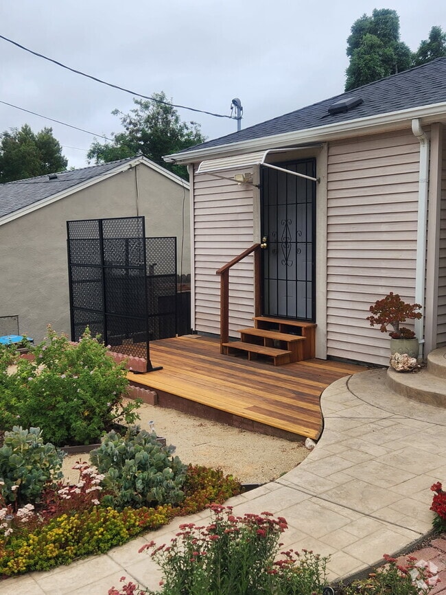 Building Photo - 56 La Cruz Ave