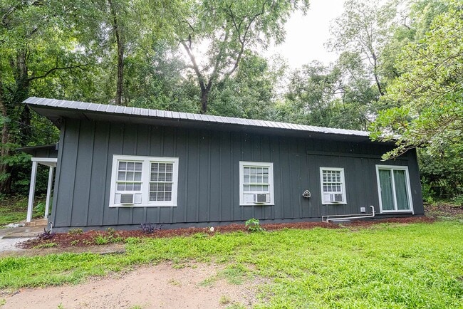 Building Photo - 1118 Louise Dr