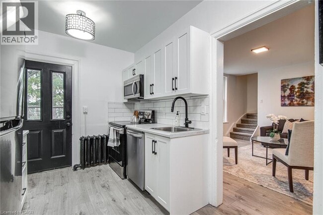 Building Photo - 255 Raglan St