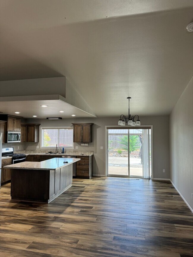 Foto del edificio - Newer Sutherlin 3 Bedroom 2 bath home
