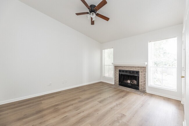 Foto del edificio - 3900 Woodchase Dr