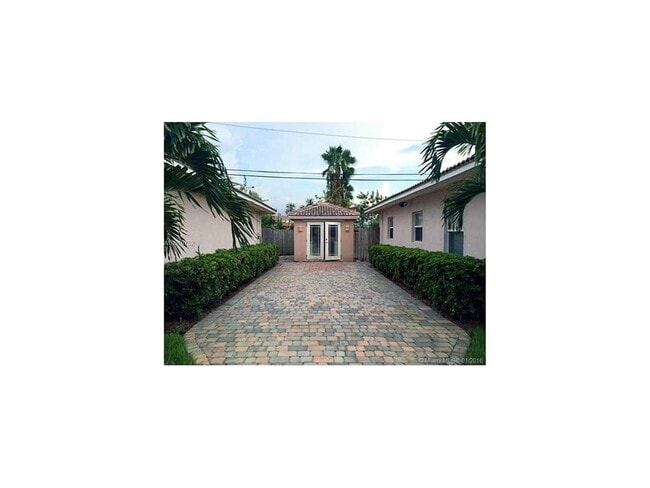 Foto del edificio - 728 NE 13th Ct