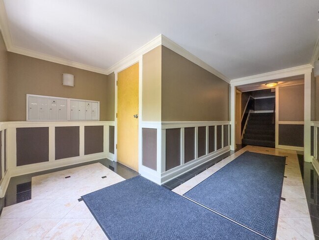 Building Photo - 6750 N Greenview Ave