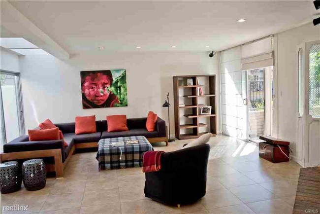 Foto del edificio - 23 Ash Tree Ln