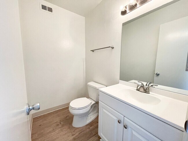 Foto del edificio - Fire Mountain Townhome with Garage!