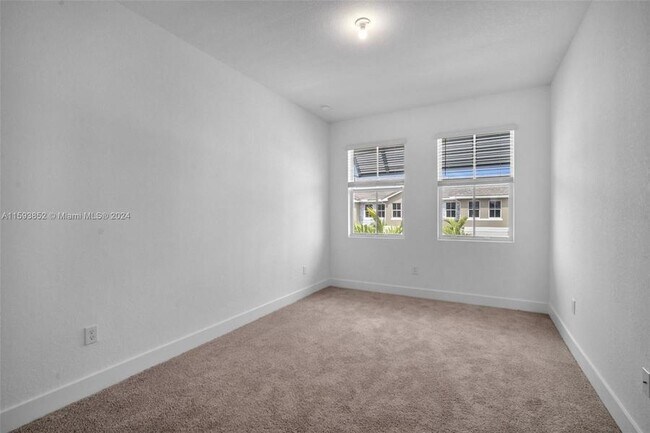 Building Photo - 142 SW 171st Ave