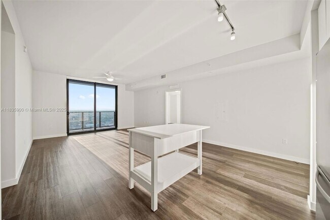 Foto del edificio - 555 NE 8th St