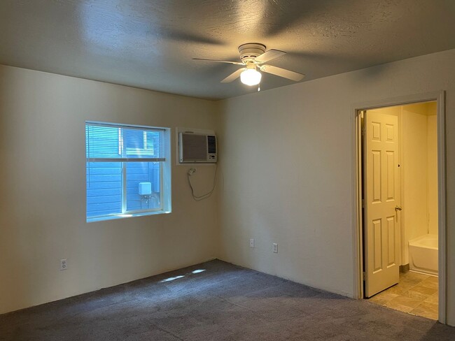 Building Photo - Cute 2 Bedroom 1 Bath Apartment-Centarlly ...