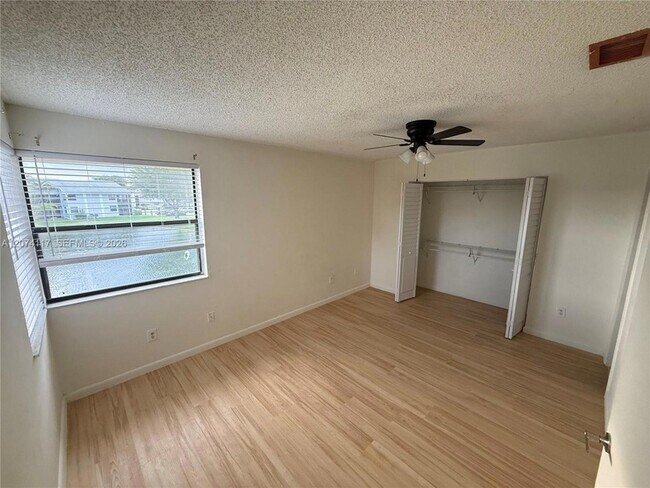 Foto del edificio - 1080 N Franklin Ave