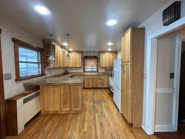 Foto del edificio - 5 Bed 3 Bath Home-Heat Included/Pets Allowed