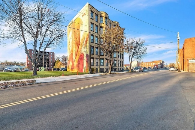 Building Photo - 649 S Summer St