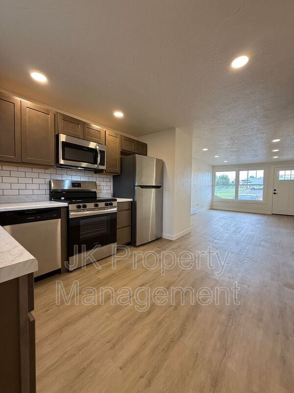 Building Photo - 2006 6th St NE