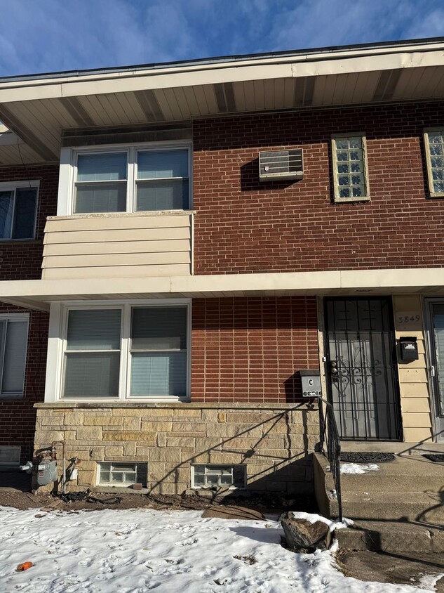 Foto principal - Albany Park 2 Bedroom 1 1/2 Bath 2 Story T...