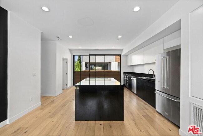 Foto del edificio - 866 S Wilton Pl