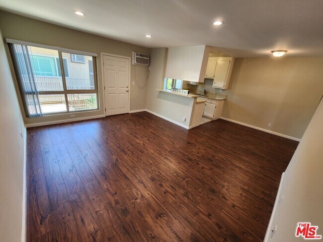 Foto del edificio - 7925 Vineland Ave