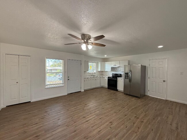 Building Photo - 331 Lanark Dr