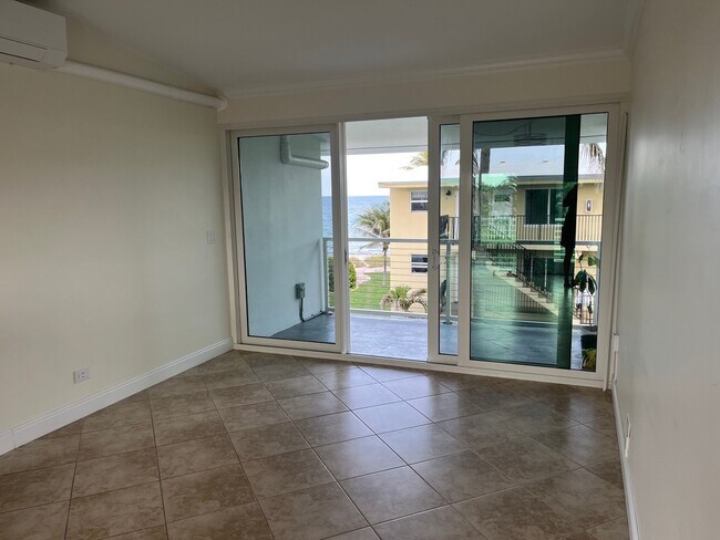 Sala de estar - 1041 Hillsboro Mile